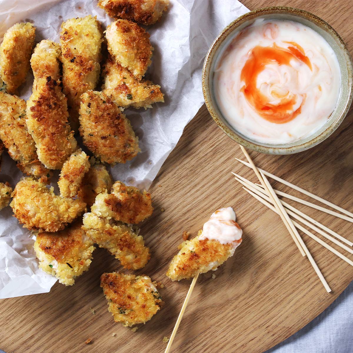 Crispy chicken bites with chilli yogurt dip
